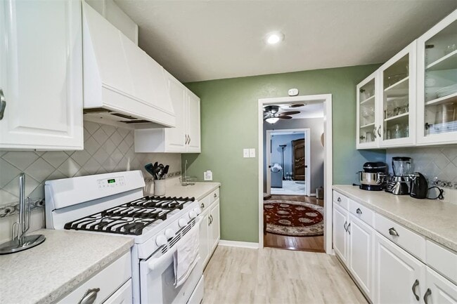 Building Photo - 9910 Pine Lake Dr