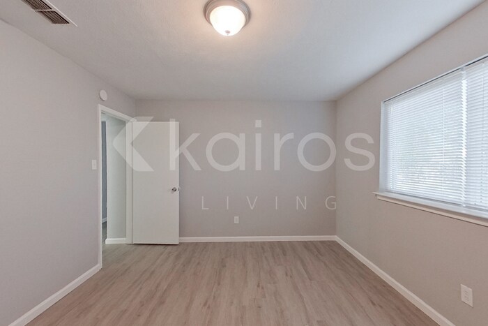 Building Photo - 422 David Dr