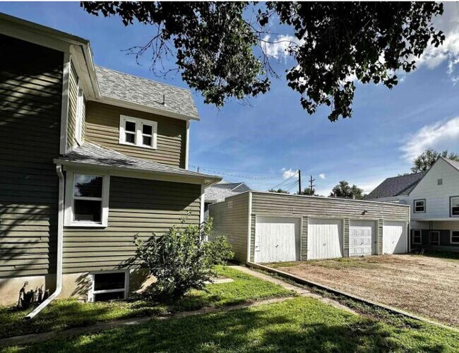 Building Photo - 2120 Russell Ave