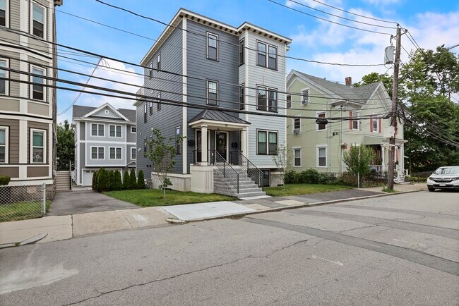 Building Photo - 10 Hallet St