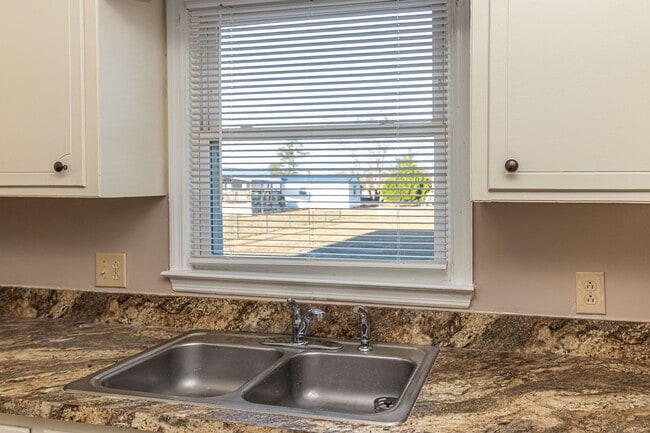 Building Photo - Adorable Brick Ranch 3 BR | 1.5 BA in Goldsboro