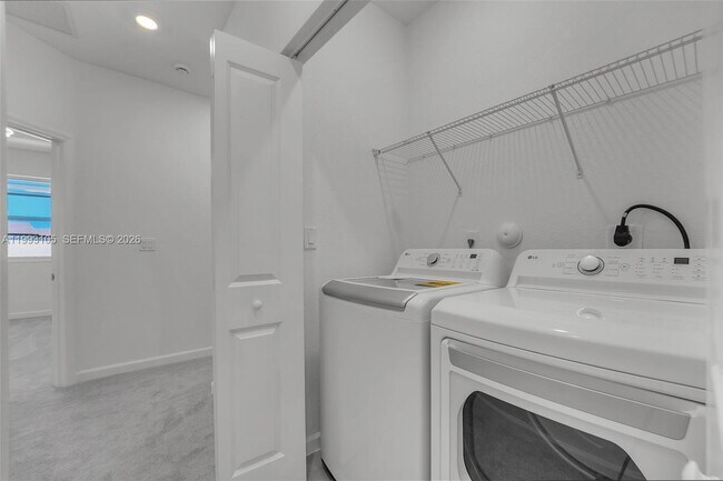 Building Photo - 2425 SE 28th Dr