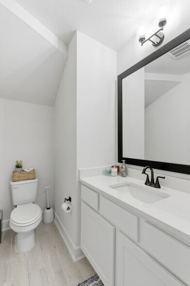 Building Photo - 396 Hollister Dr