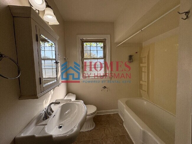 Building Photo - Two Bedroom Townhome | Fenced in Back Yard