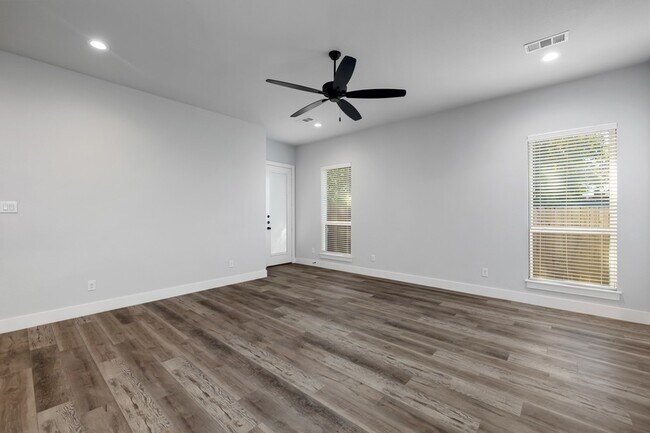 Building Photo - 400 Leuty St
