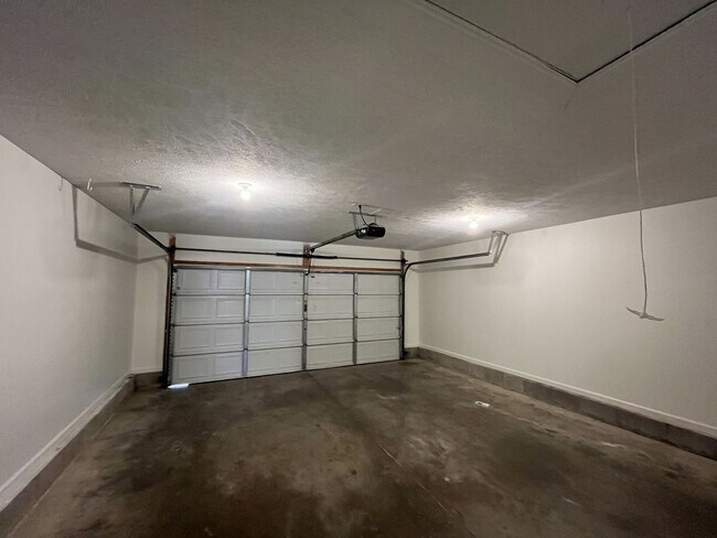 Building Photo - FRESHLY UPDATED RENTAL W/ FIREPLACE & FENC...