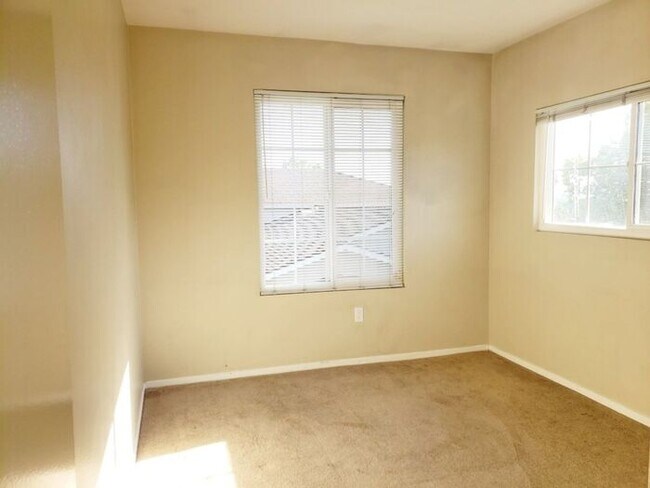 Building Photo - Great Townhome in a Quiet Community