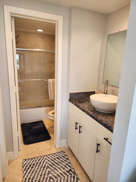 Master Bath - 6000 N Ocean Blvd