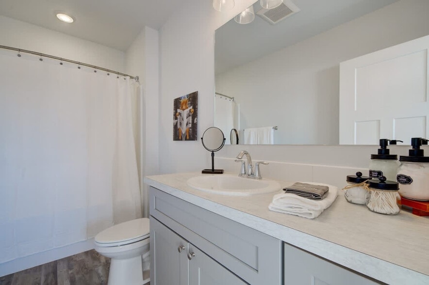 Building Photo - 5242 Fallon St