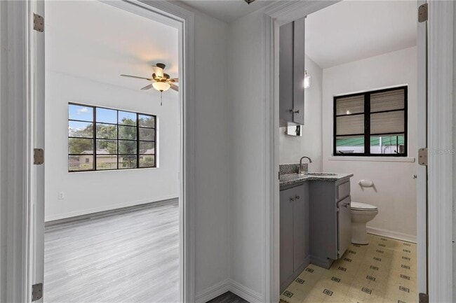 Building Photo - 112 S Fern Rd