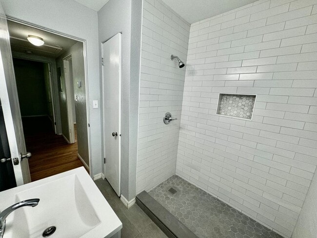 Building Photo - 115 N Hampton Ave