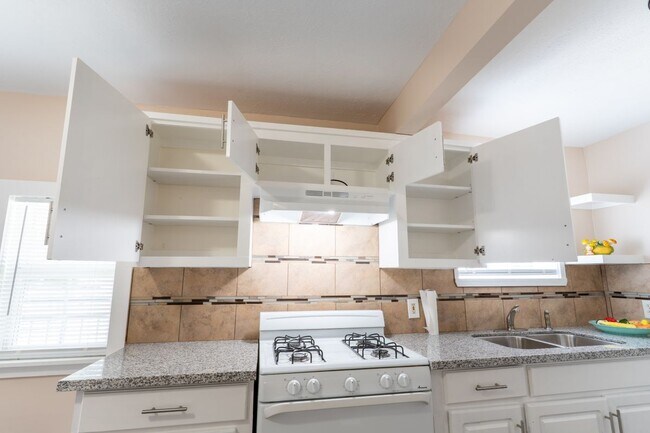 Building Photo - 305 N Live Oak St