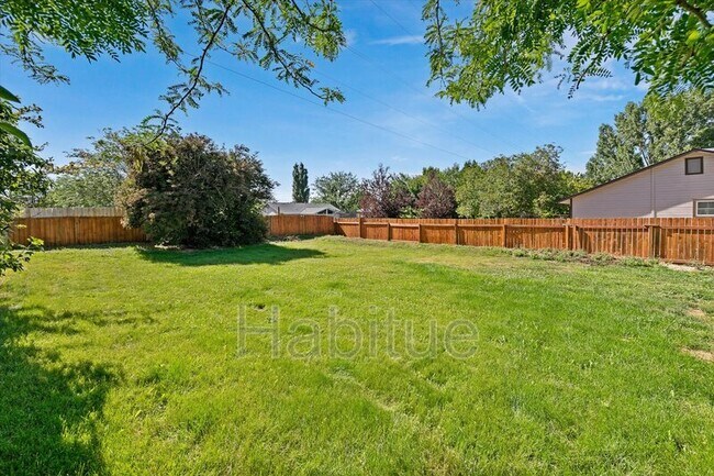 Building Photo - 2041 E Oakridge Ct