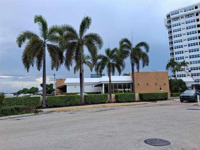 Building Photo - 100 Golden Isles Dr