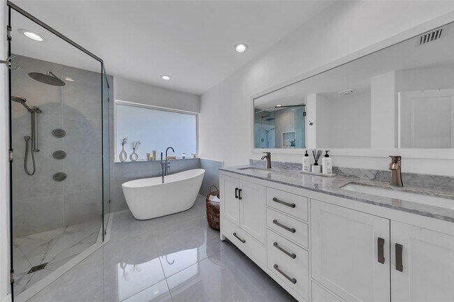 Building Photo - 9585 Carousel Cir S