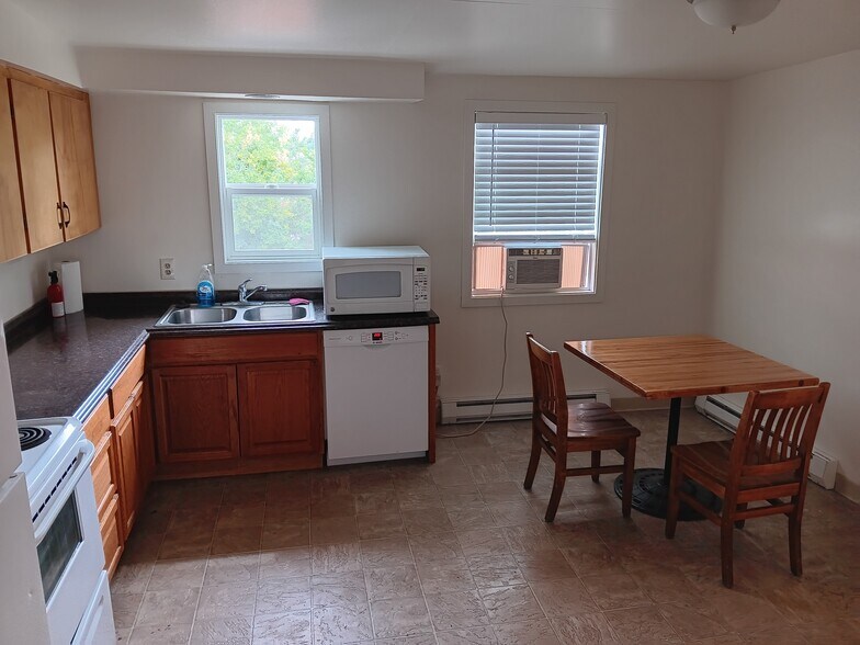 Building Photo - 627 NE Opal St