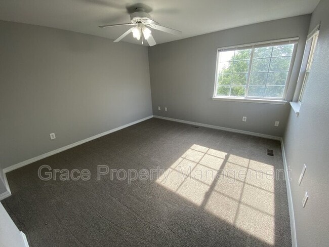 Building Photo - 930 Button Rock Dr