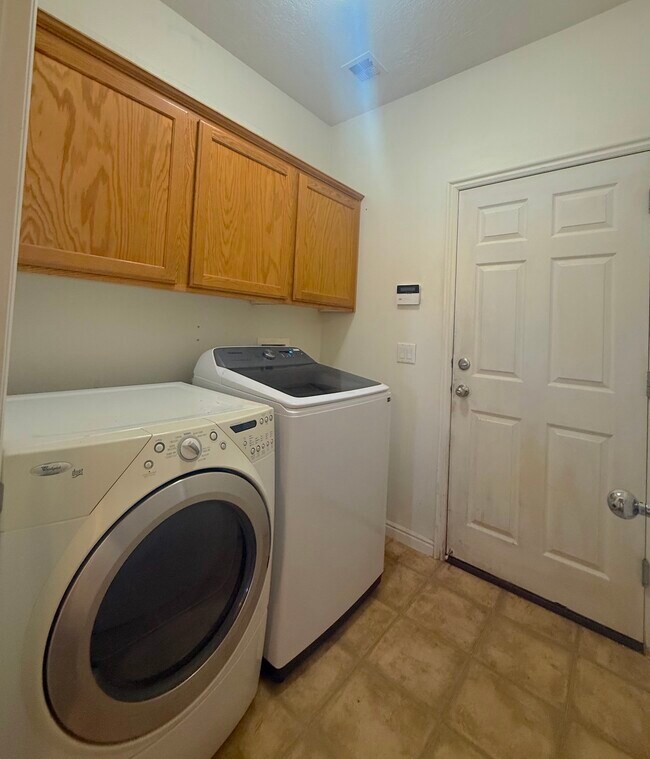 Building Photo - 934 N Slow Creek Ln