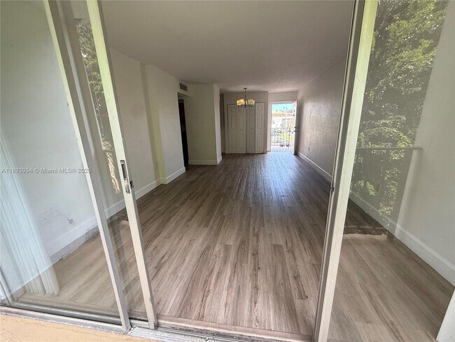 Building Photo - 8860 Fontainebleau Blvd