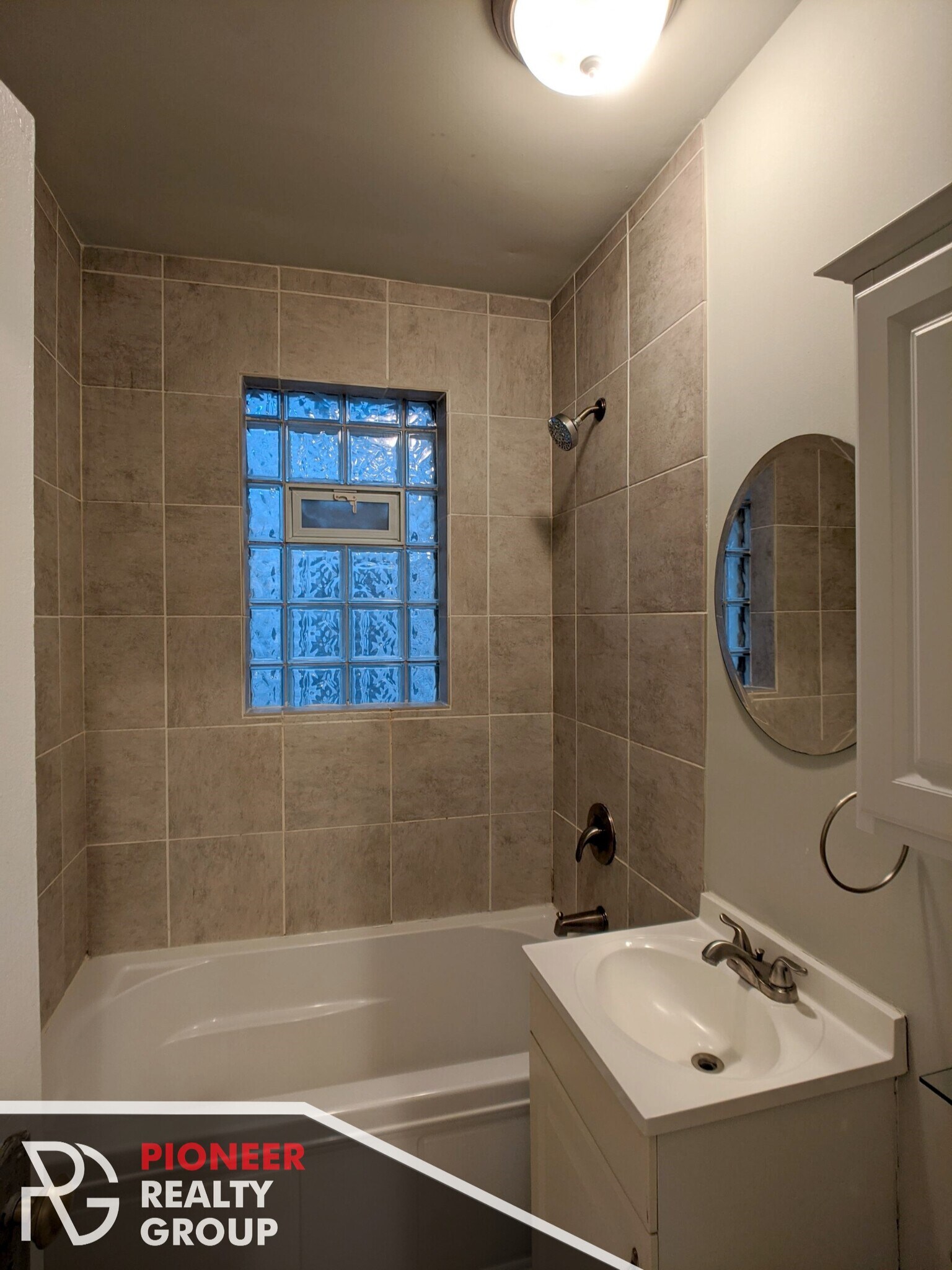 Building Photo - 546 W Surf St