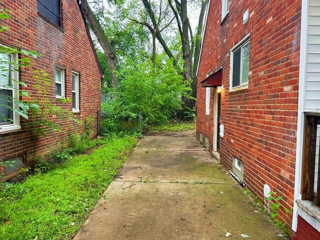Building Photo - 19356 Westmoreland- 3 BED & 1.5 BATH FOR RENT