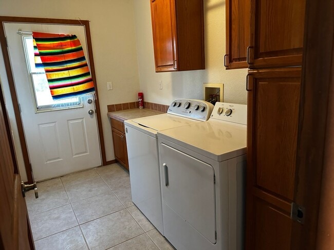 Building Photo - Fully furnished Rental Available Now