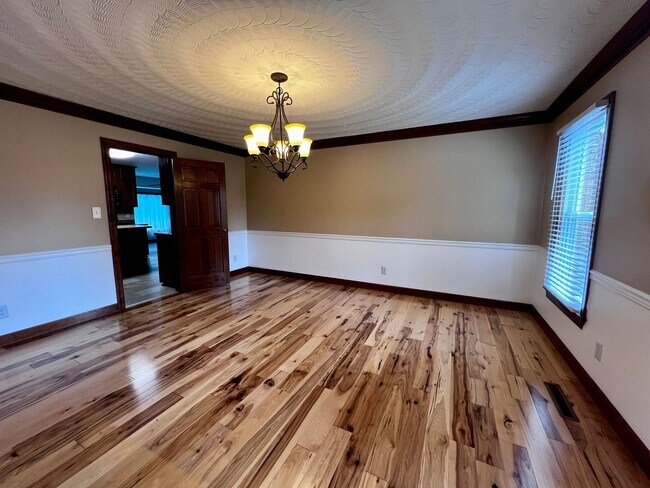 Building Photo - Large 6 bedroom home with Pool in Virginia Beach