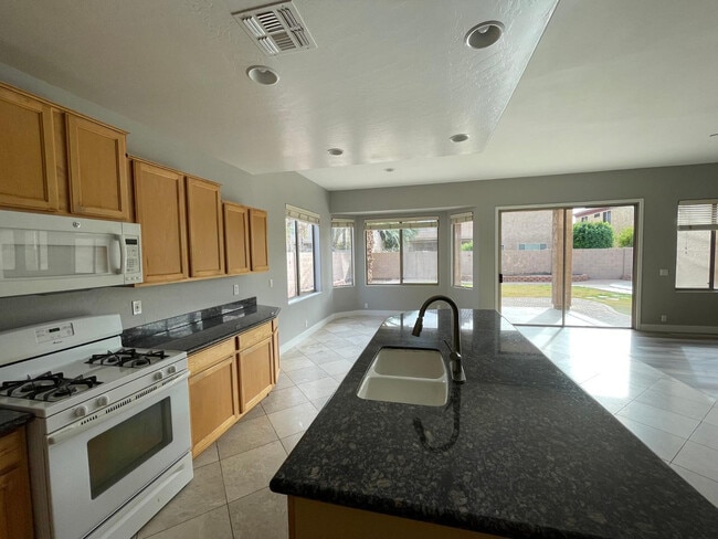 Building Photo - 2225 E Detroit St