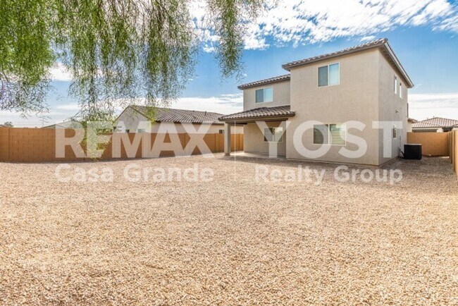 Building Photo - Big Space, Big Backyard, Big Move in special!