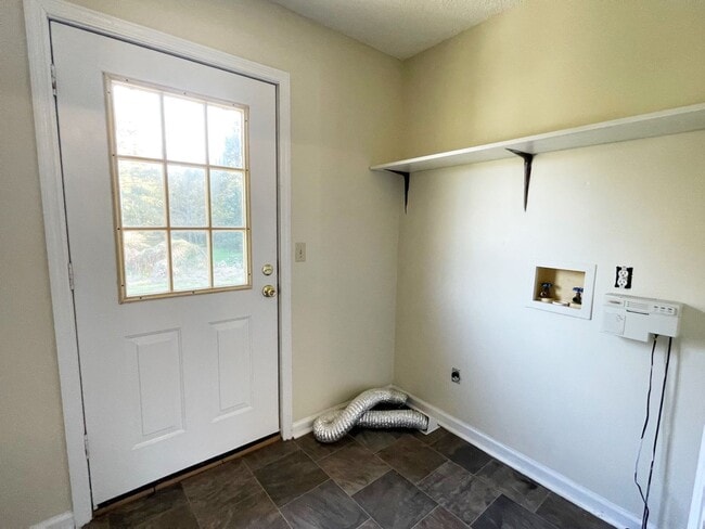 Building Photo - Cute Duplex in Cochran, GA