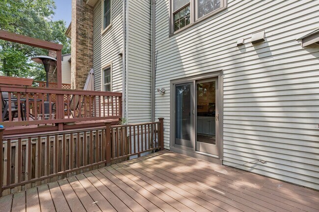 Building Photo - Spacious, Renovated Townhome Near Vienna M...