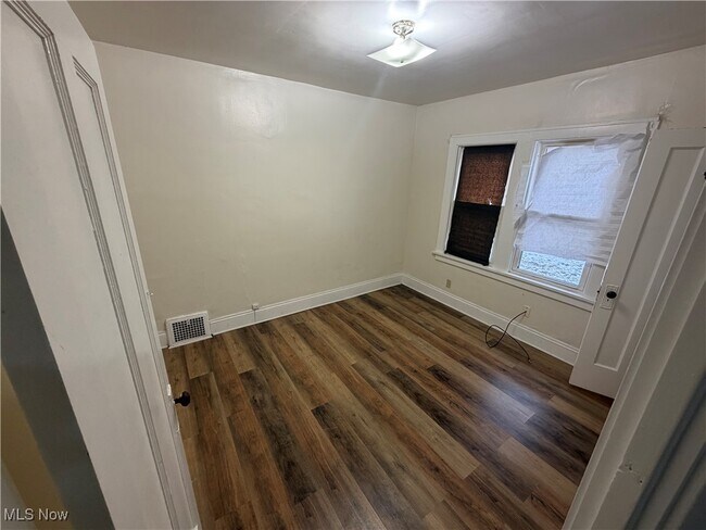 Building Photo - 924 Helmsdale Rd