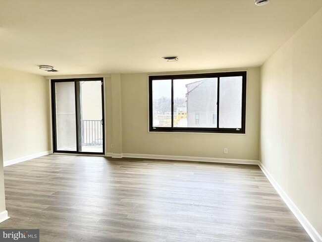 Building Photo - Spacious & Updated One Bedroom W/All Energy Utilties Included, Parking, Laundry on Site, & Much M...