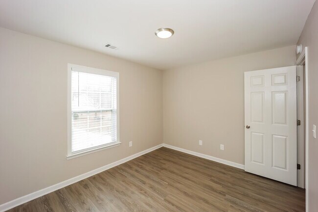 Building Photo - 10 Carlisle St