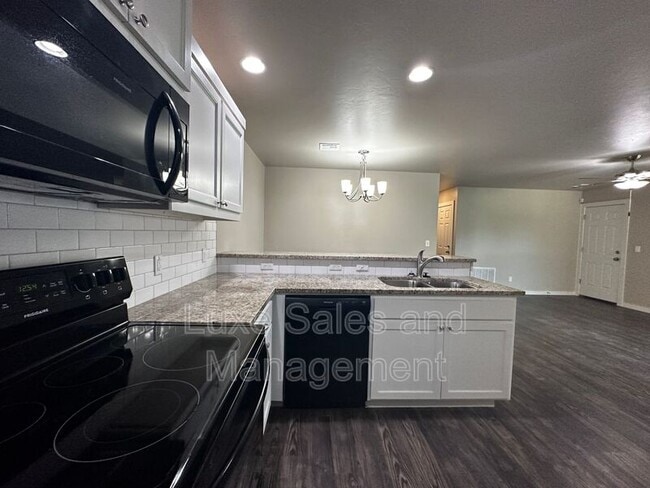 Building Photo - 737 SW 13th St