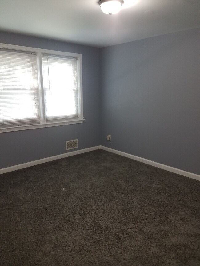 Building Photo - Charming 3 Bedroom/1 Bathroom Townhome in ...