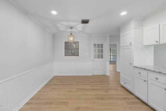 Building Photo - 119 Canada Dr