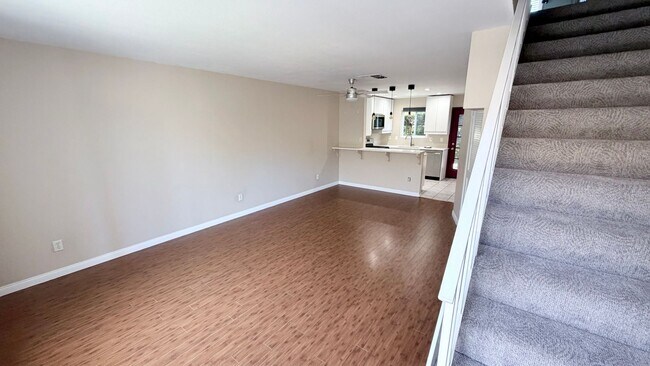 Building Photo - Charming 2 Bed / 1.5 Bath Townhome in the Heart of University Heights – Gated Community with Assi...