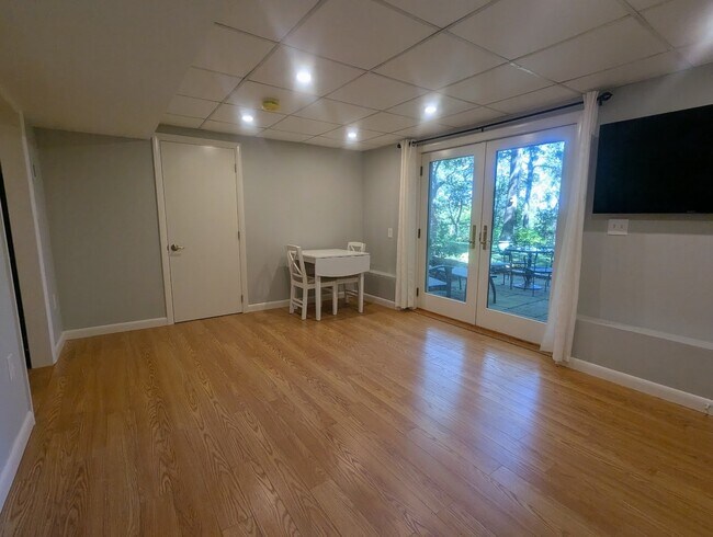 Building Photo - 25 Oakhurst Ave