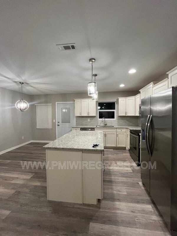 Building Photo - 347 Spruce Ln