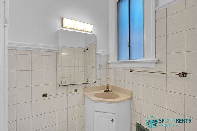 Building Photo - Cole Valley: Top Floor Edwardian Flat w/ F...
