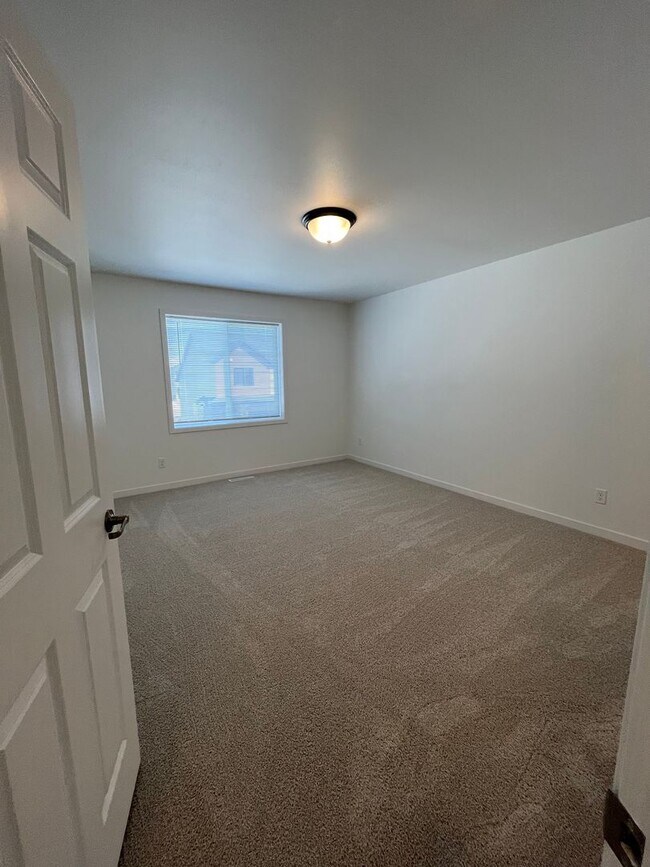 Building Photo - 3 Bed 3 Bath Townhome