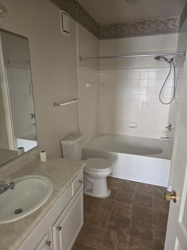 Building Photo - 2 Bedroom 2 bathroom unit available now!