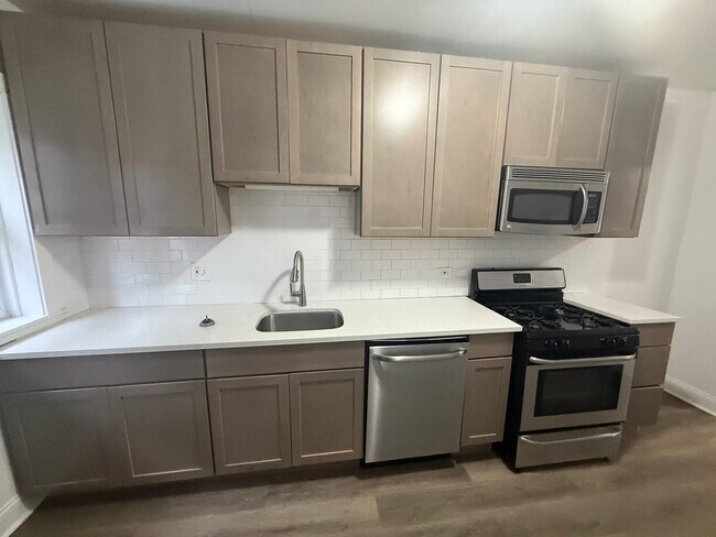 Building Photo - 104 Lincoln Ave