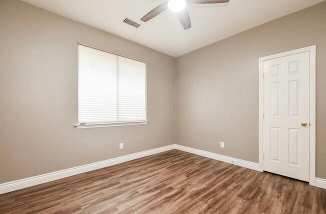 Building Photo - 18 E Knightsbridge Dr