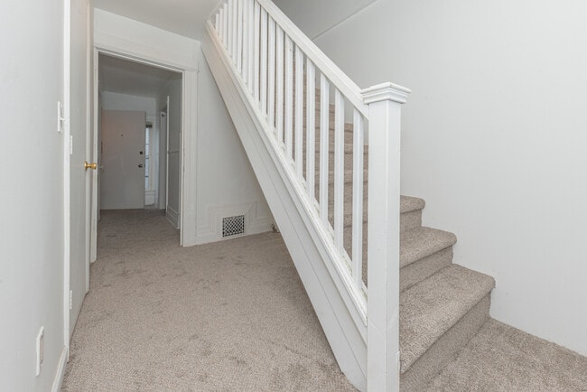 Building Photo - 808 E Ann St