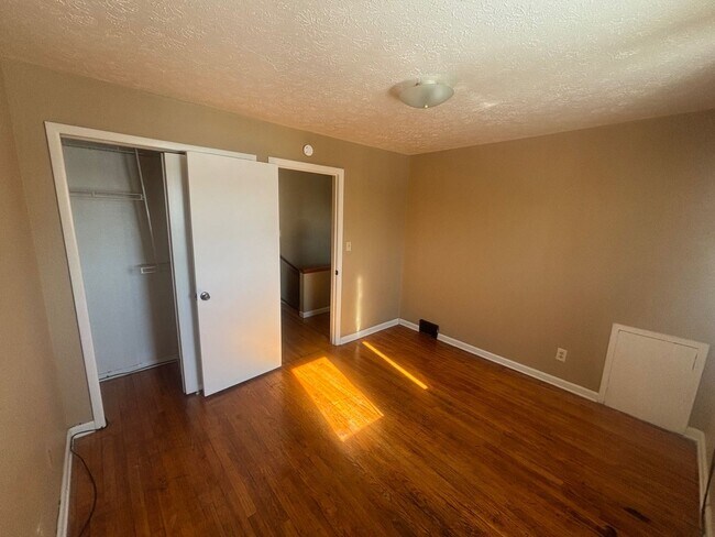 Building Photo - Charming 2-Bedroom Property in Prime Location