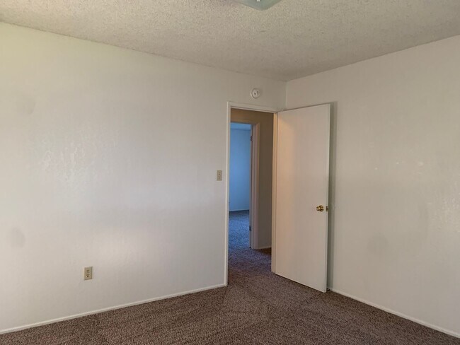 Building Photo - 4 bedroom home in convenient location on Alta Mesa Dr.