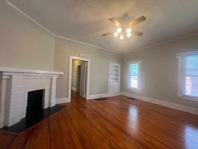 Building Photo - Price just reduced & MOVE-IN READY!