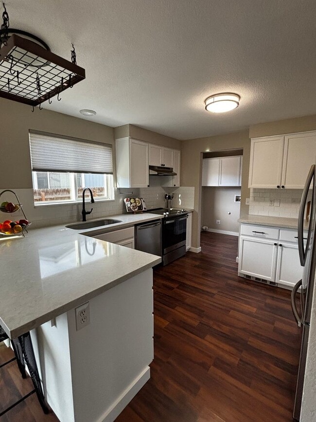 Building Photo - 4 bed 3 bath, Bonus room, Rv parking, Fenc...